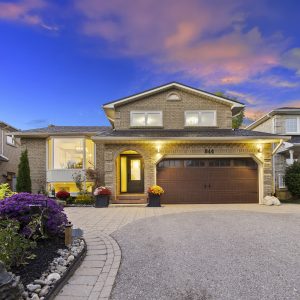 A house twlight photograph. Oshawa, ontario. Evening photograph. Twilight shoot